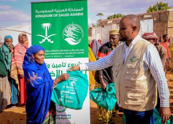مؤسسة المحاسن بالشراكة مع مركز الملك سلمان توزع لحوم الأضاحي في  الصومال