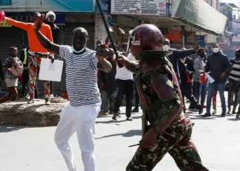 محتجون يشعلون برلمان كينيا.. ومقتل 10 باشتباكات مع الشرطة