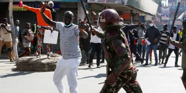 محتجون يشعلون برلمان كينيا.. ومقتل 10 باشتباكات مع الشرطة