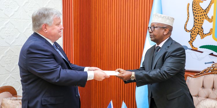 وزير الخارجية  يتسلم نسخة من أوراق اعتماد  السفير الأمريكي الجديد لدى الصومال (بالصور)