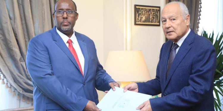 مندوب الصومال لدى جامعة الدول العربية يقدم أوراق اعتماده للأمين العام للجامعة