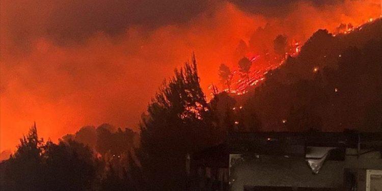 مصرع 39 شخصا جراء حريق بمبنيين سكنيين جنوب الكويت