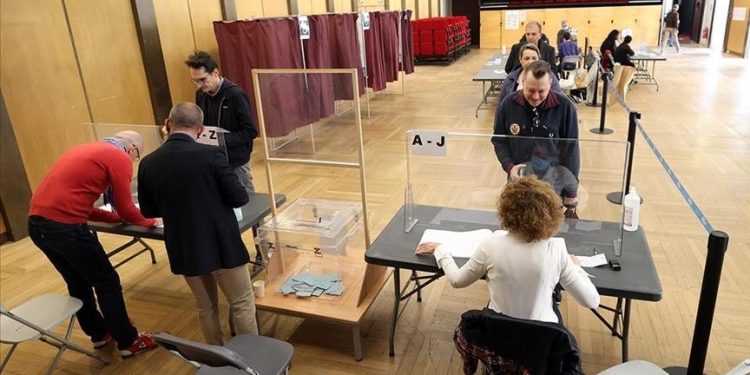 الفرنسيون يصوتون في الجولة الأولى من الانتخابات التشريعية المبكرة