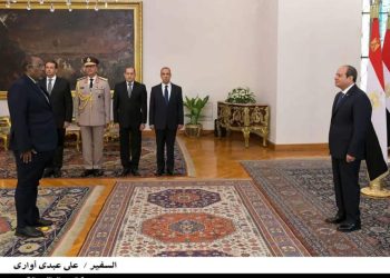 سفير الجمهورية لدى القاهرة يقدم أوراق اعتماده إلى الرئيس المصري