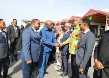 رئيس برلمان مجموعة  شرق أفريقيا يصل الصومال في زيارة رسمية