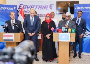 الصومال ومصر تعززان العلاقات بإطلاق خط طيران مباشر (صور)
