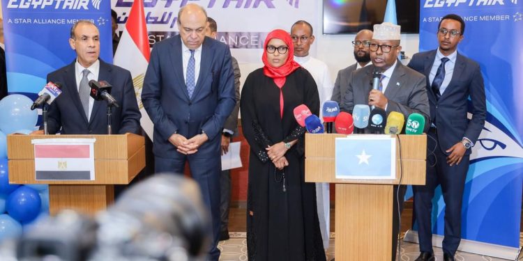 الصومال ومصر تعززان العلاقات بإطلاق خط طيران مباشر (صور)