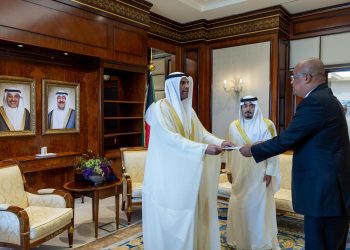 سفيرالصومال  الجديد يسلّم نسخة من أرواق اعتماده إلى وزير خارجية الكويت