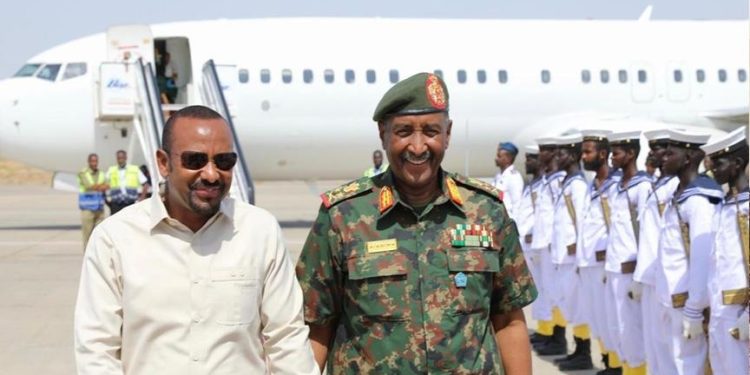 رئيس وزراء إثيوبيا يصل السودان لإجراء مباحثات مع البرهان