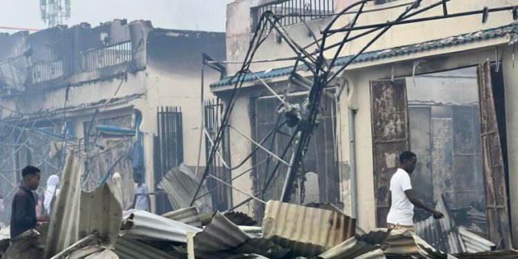 اندلاع حريق هائل في سوق بضواحي العاصمة