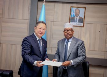 وزير الخارجية الصومالي يتسلم نسخة من أوراق اعتماد السفير الصيني الجديد