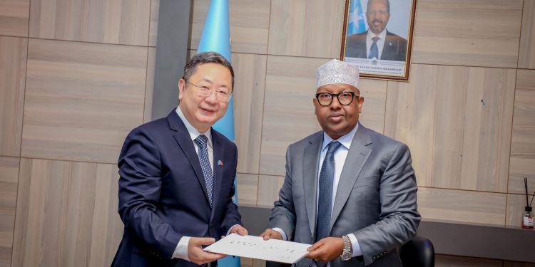 وزير الخارجية الصومالي يتسلم نسخة من أوراق اعتماد السفير الصيني الجديد