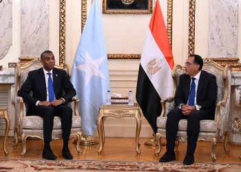 رئيس الوزراء يلتقي نظيره المصري بالقاهرة لاستعراض عدد من الملفات ذات الاهتمام المشترك