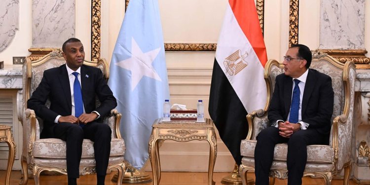 رئيس الوزراء يلتقي نظيره المصري بالقاهرة لاستعراض عدد من الملفات ذات الاهتمام المشترك