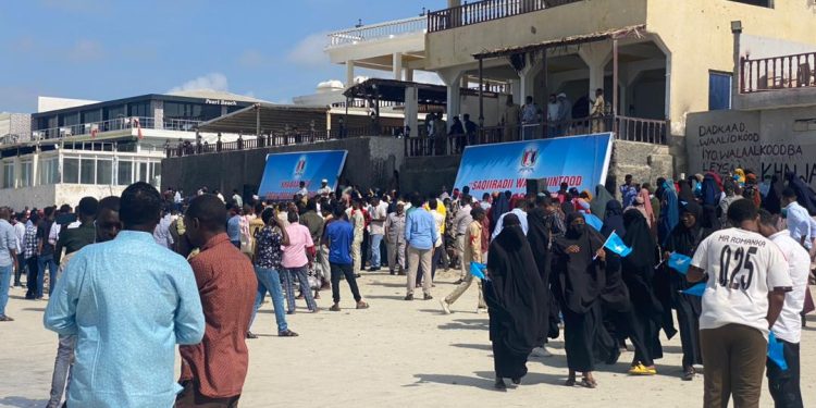مظاهرة حاشدة بالعاصمة مقديشو للتنديد بالهجوم الإرهابي على شاطئ ليدو