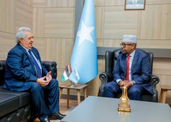 وزير الخارجية الصومالي يودع السفير الفلسطيني المنتهية ولايته في مقديشو