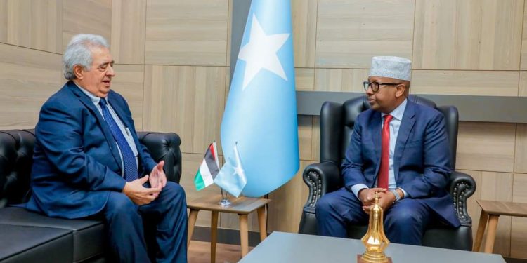 وزير الخارجية الصومالي يودع السفير الفلسطيني المنتهية ولايته في مقديشو