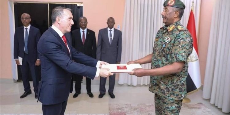 البرهان يتسلم أوراق اعتماد فاتح يلدز سفيرا لتركيا بالخرطوم