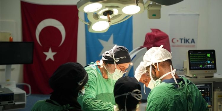 “تيكا” التركية تقدم خدمات صحية مجانية في الصومال