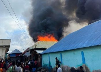 حريق هائل يلتهم السوق المركزي في مدينة جوهر