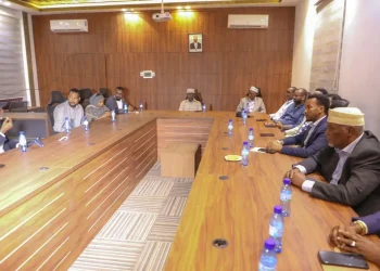 اجتماع بين رئيس الصومال الأسبق شريف شيخ أحمد  وأعضاء من البرلمان الفيدرالي