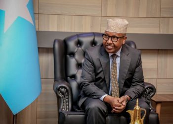 فقي يغادر إلى جدة للمشاركة في الاجتماع الاستثنائي لمنظمة التعاون الإسلامي حول “جرائم إسرائيل”