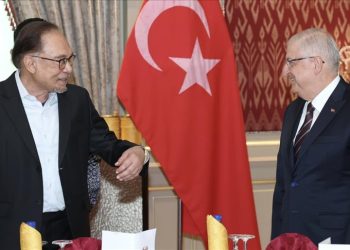 رئيس الوزراء الماليزي يستقبل وزير الدفاع التركي