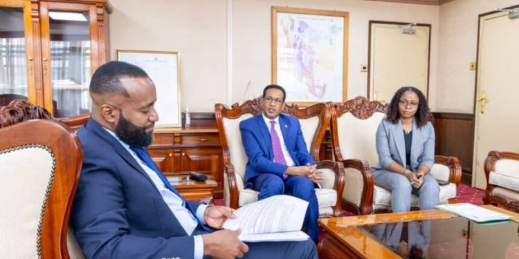 الصومال وكينيا يبحثان تعزيز التعاون في مجال الاقتصاد الأزرق