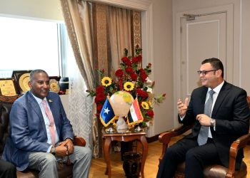 وزير الدولة للأشغال العامة والإسكان يجتمع مع وزير الإسكان المصري