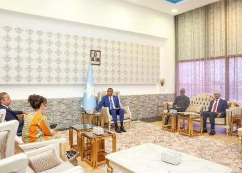 رئيس الوزراء يبحث مع السفير الإيطالي تعزيز التعاون