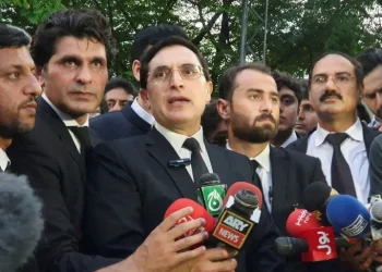 محكمة باكستانية تفرج عن 10 نواب من حزب عمران خان