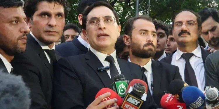 محكمة باكستانية تفرج عن 10 نواب من حزب عمران خان