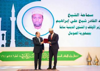 السيسي يمنح وزير الأوقاف السابق عبد القادر بغداي وسام العلوم والفنون من الطبقة الأولى