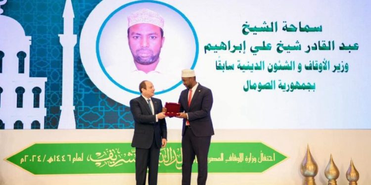 السيسي يمنح وزير الأوقاف السابق عبد القادر بغداي وسام العلوم والفنون من الطبقة الأولى