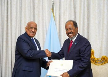 الرئيس الصومالي يستقبل رئيس الجمعية الوطنية الجيبوتي بالقصصر الرئاسي