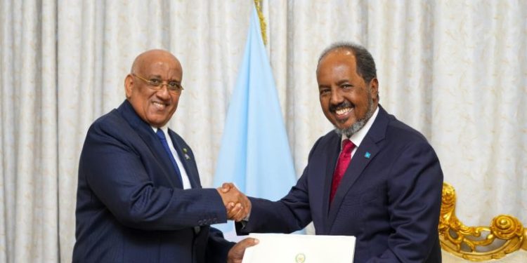 الرئيس الصومالي يستقبل رئيس الجمعية الوطنية الجيبوتي بالقصصر الرئاسي