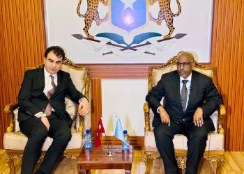 وفد من وزارتي الدفاع والبترول التركية يصل إلى مقديشو