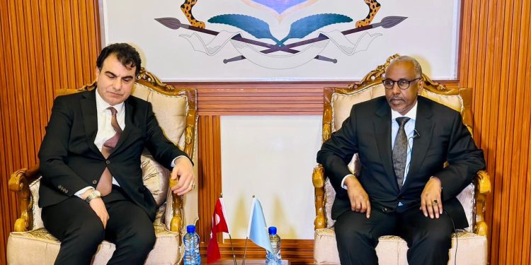 وفد من وزارتي الدفاع والبترول التركية يصل إلى مقديشو