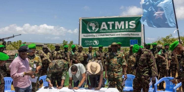 الجيش الوطني يتسلم قاعدة عسكرية من “أتميس” بإقليم جوبا السفلى