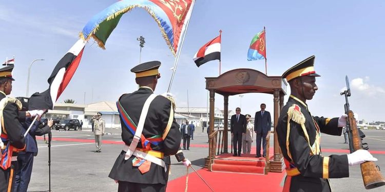 وصول السيسي إلى أسمرة والرئيس الإريتري في استقباله