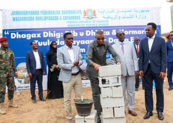 رئيس الوزراء يضع الحجر الأساس لإعادة بناء إستاد مقديشو (بالصور)