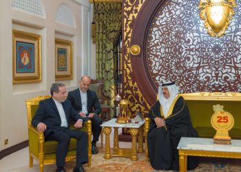 ملك البحرين يستقبل وزير الخارجية الإيراني