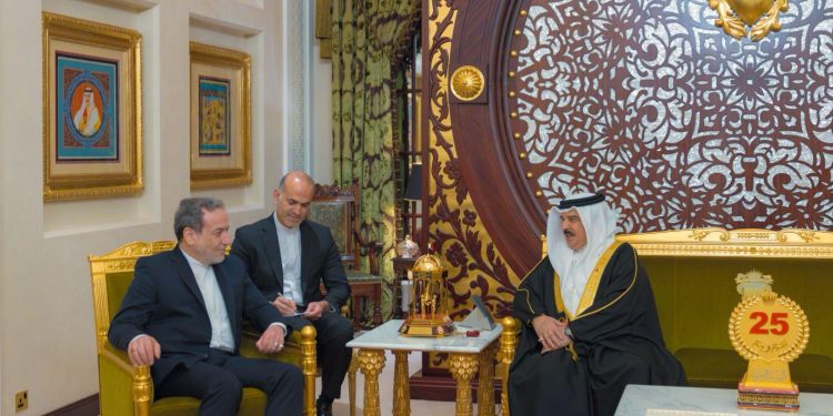ملك البحرين يستقبل وزير الخارجية الإيراني