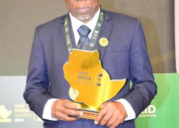الصحفي محمد شيل يفوز على ” جائزة الإنجاز مدى الحياة” من إيغاد