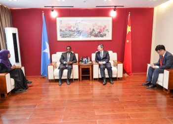 وزير الداخلية يجتمع مع السفير الصيني لدى مقديشو