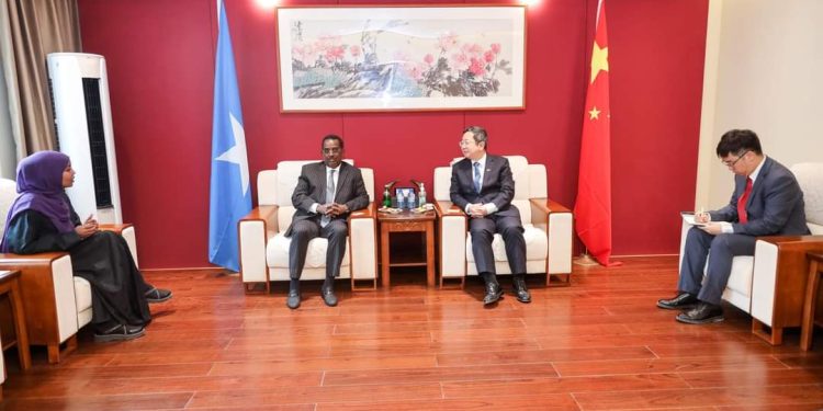 وزير الداخلية يجتمع مع السفير الصيني لدى مقديشو