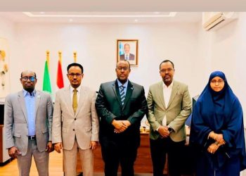 سفير الصومال يهنئ “اليماحي” ويؤكد أهمية دور البرلمان العربي في الدفاع عن قضايا الأمة في كافة المحافل الإقليمية والدولية