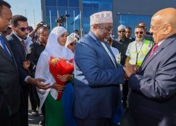 استقبال رسمي وشعبي لرئيس مجلس النواب الجيبوتي في مقديشو (بالصور)