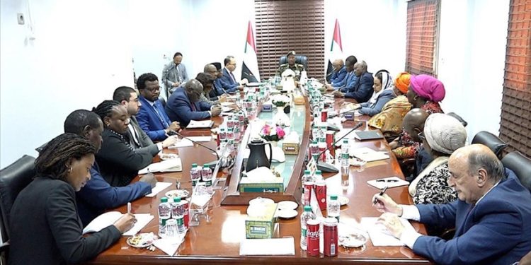 البرهان لوفد إفريقي: السودان يواجه “استعمارا جديدا”