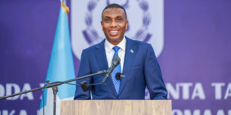 رئيس الوزراء يؤكد على الدور الكبير للشرطة الوطنية بمختلف المجالات